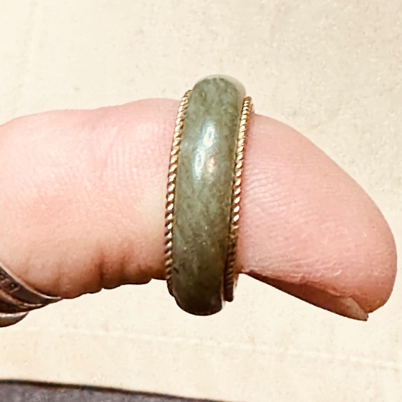 Green Jasper Band in Gold Tone Metal Setting Vintage - Picture 5 of 15